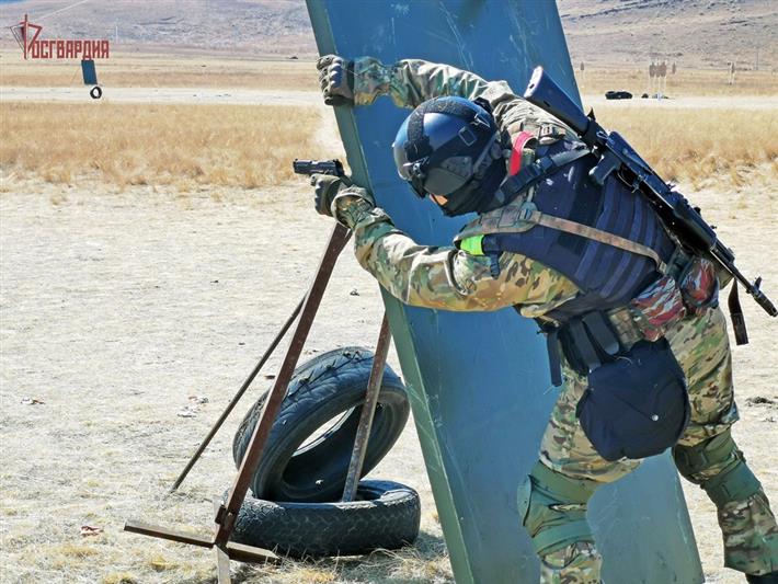 В Хакасии бойцы спецназа соревновались в тактико-ситуационной стрельбе