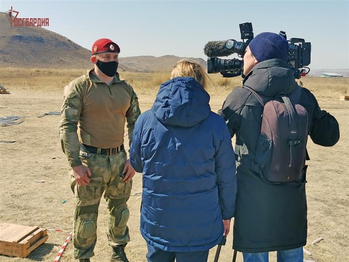 В Хакасии бойцы спецназа соревновались в тактико-ситуационной стрельбе