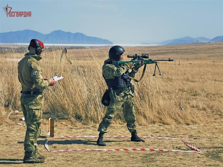 В Хакасии бойцы спецназа соревновались в тактико-ситуационной стрельбе