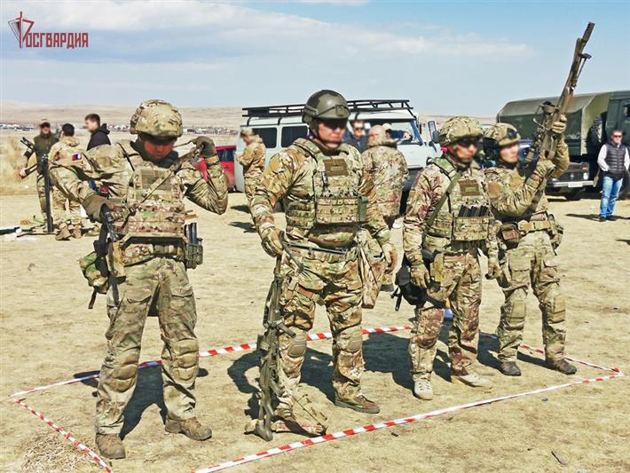 В Хакасии бойцы спецназа соревновались в тактико-ситуационной стрельбе