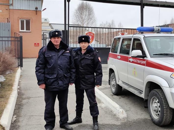 Родственники спасенного из пожара жителя Шерегеша поблагодарили росгвардейцев за решительные действия