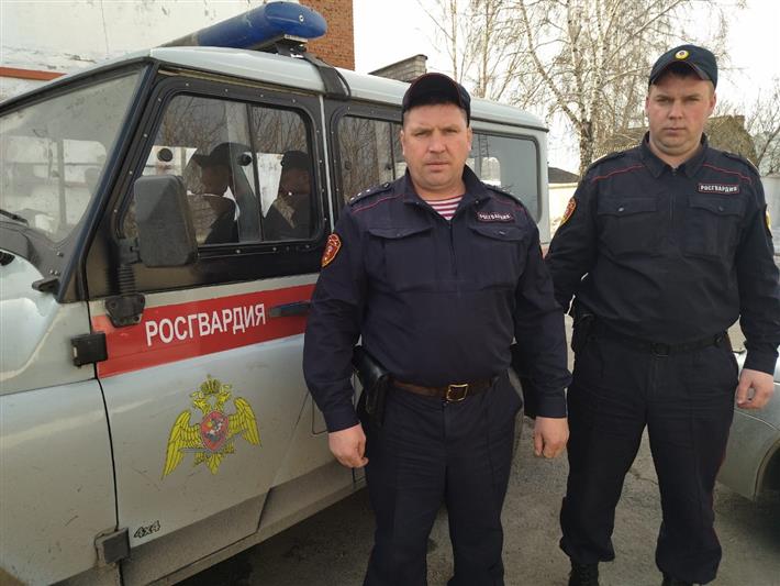 В Кузбассе росгвардейцы задержали подозреваемого в вооруженном нападении на магазин