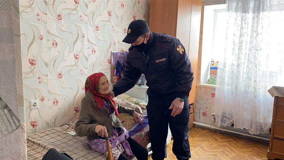 В Кузбассе росгвардейцы поздравили труженицу тыла с Днем ветерана