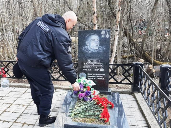Сотрудники архангельского ОМОН почтили память погибшего товарища