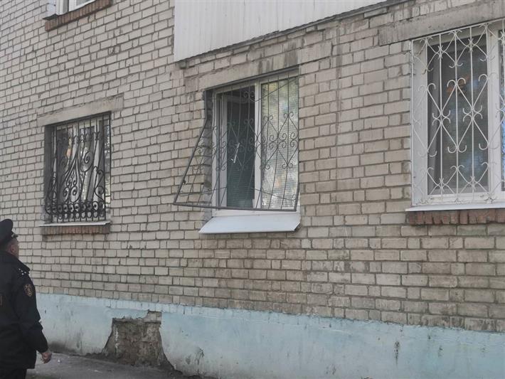 В Димитровграде сотрудники вневедомственной охраны Росгвардии помогли эвакуировать людей из горящего дома