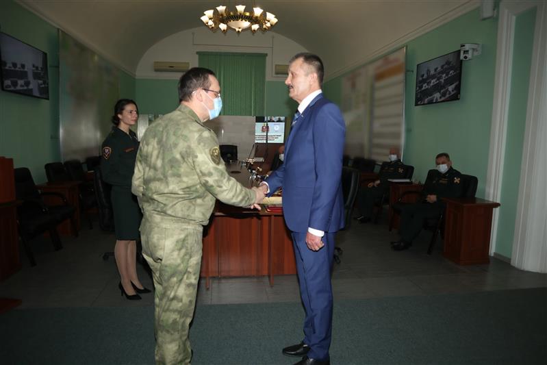 Командующий Северо-Западным округом вручил отличившимся росгвардейцам государственные и ведомственные награды 