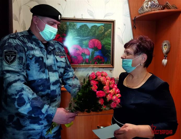 В Югре офицеры ОМОН Росгвардии поздравили с Днем рождения маму погибшего военнослужащего