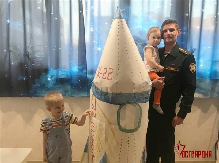 В Тюмени Росгвардия поддержала всероссийскую акцию «Роскосмоса», посвящённую 60-й годовщине первого полёта человека вокруг Земли (видео)
