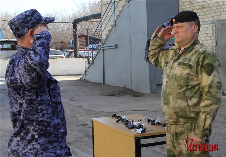 В Тюмени сотрудникам Росгвардии вручены ключи от новых патрульных автомобилей (видео)