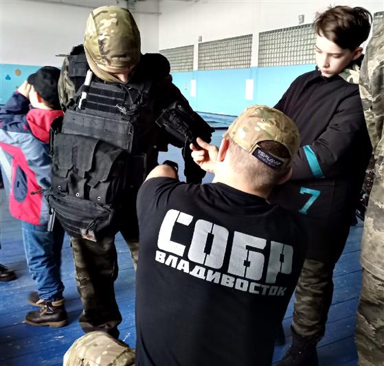 Во Владивостоке воспитанники патриотического клуба побывали в спецподразделении Росгвардии