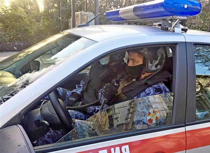 В Новосибирской области росгвардейцы пришли на помощь женщине, в чей дом вломились грабители 