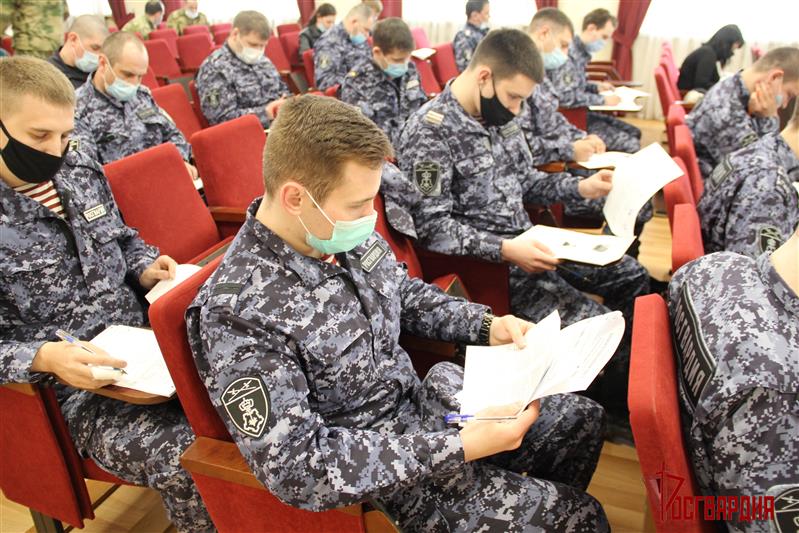 На Урале росгвардейцы написали Диктант Победы