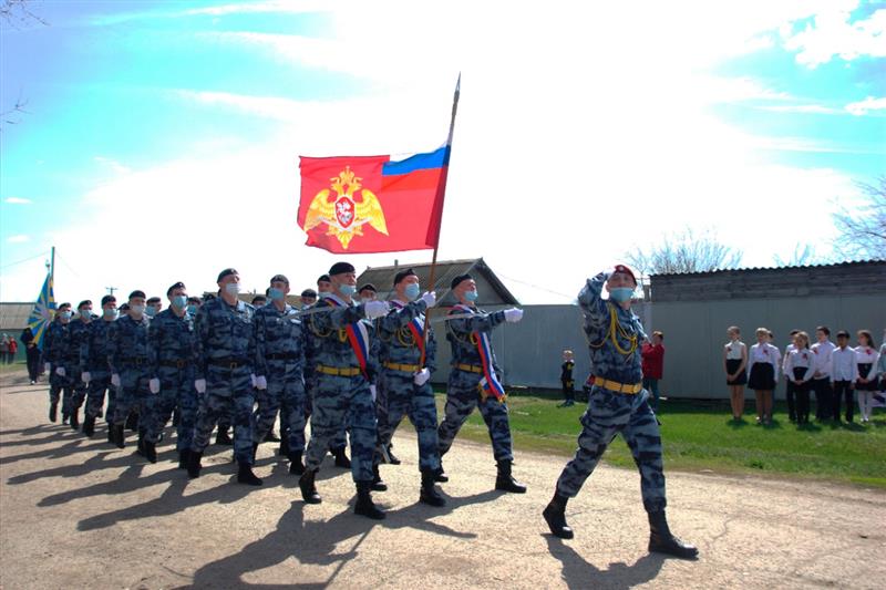 Сотрудники и военнослужащие Приволжского округа Росгвардии прошли парадом у дома легендарной регулировщицы Победы Марии Лиманской