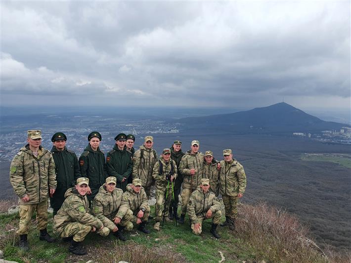 В преддверии Дня Победы военнослужащие Северо-Кавказского округа Росгвардии совершили восхождение на гору Бештау
