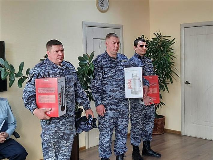 В Кузбассе наградили росгвардейцев, задержавших подозреваемого в разбойном нападении