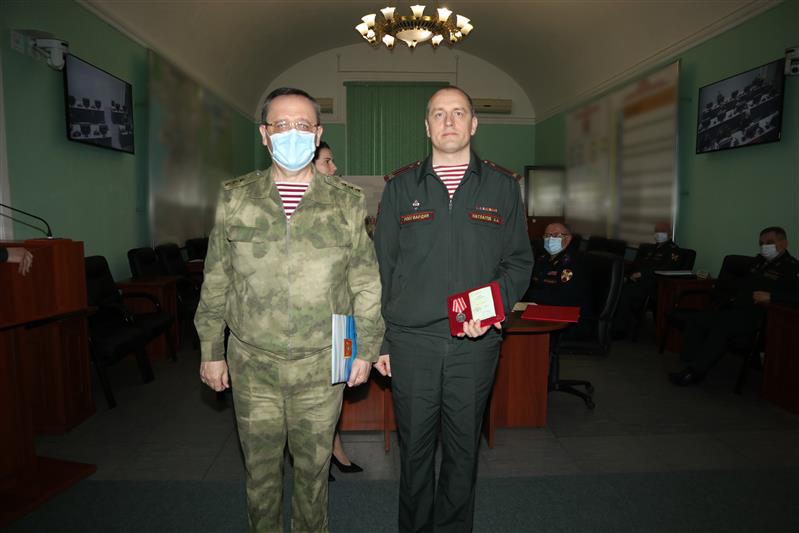 Командующий Северо-Западным округом вручил отличившимся росгвардейцам государственные и ведомственные награды 