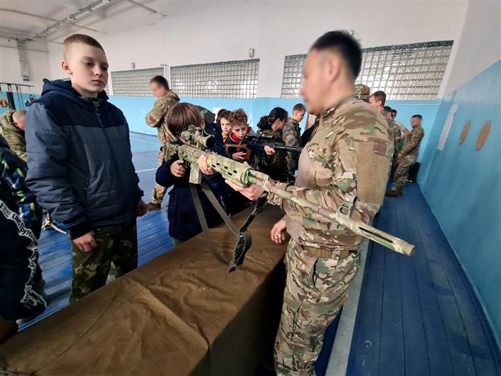 Во Владивостоке воспитанники патриотического клуба побывали в спецподразделении Росгвардии