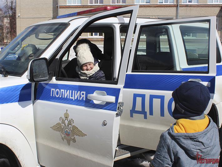 Кинологи Росгвардии и сотрудники Госавтоинспекции устроили праздник для северских лицеистов 