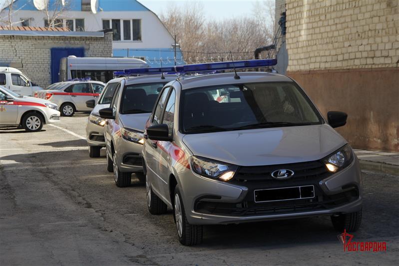 В Тюмени сотрудникам Росгвардии вручены ключи от новых патрульных автомобилей (видео)