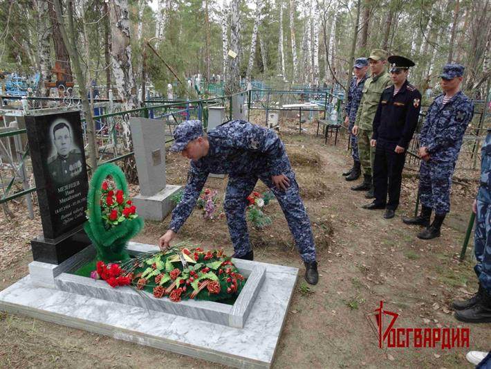 Представители Росгвардии возложили цветы к могиле ветерана вневедомственной охраны – полного кавалера ордена Славы 