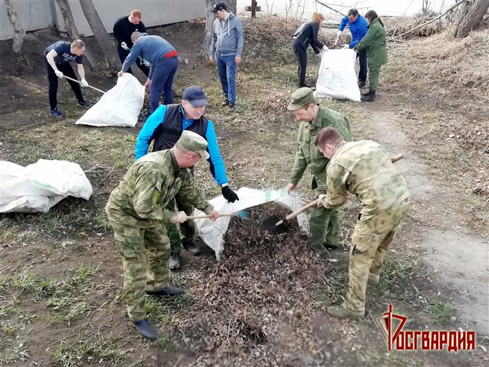 В Курганской области росгвардейцы приняли участие в субботниках и оказали помощь в благоустройстве территории подшефного детского дома