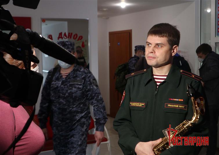 Ансамбль песни и пляски Уральского округа Росгвардии выступил для медработников станции переливания крови в Екатеринбурге