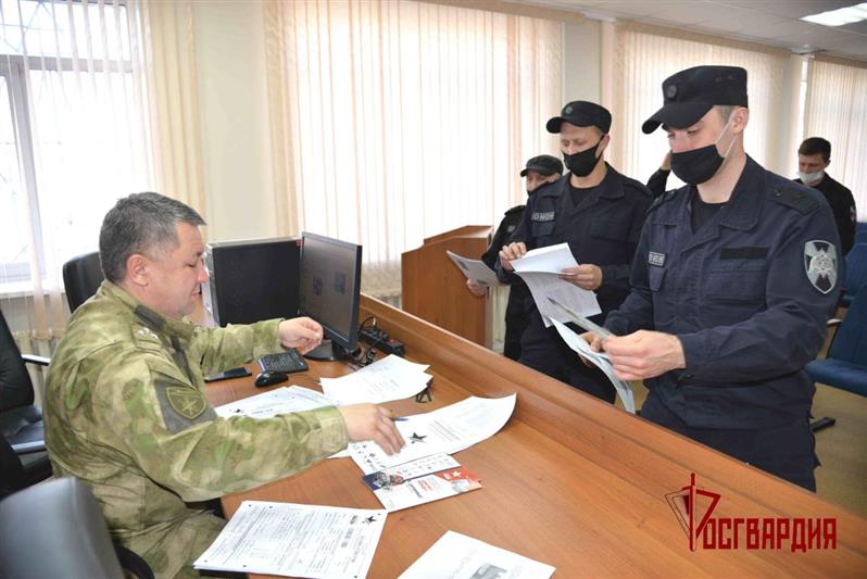 На Урале росгвардейцы написали Диктант Победы