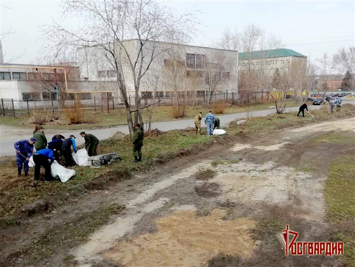 В Курганской области росгвардейцы приняли участие в субботниках и оказали помощь в благоустройстве территории подшефного детского дома