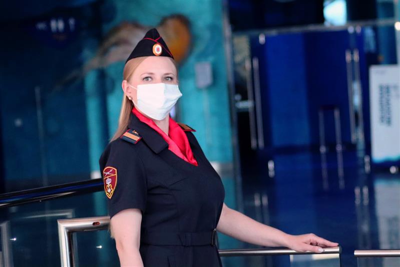 Сотрудница Росгвардии оказала помощь потерявшему сознание посетителю Приморского океанариума