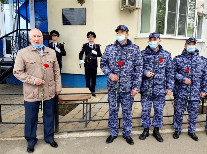 Астраханские росгвардейцы почтили память участника Великой Отечественной войны и ветерана вневедомственной охраны