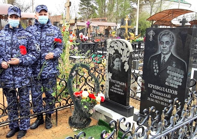 Астраханские росгвардейцы почтили память участника Великой Отечественной войны и ветерана вневедомственной охраны