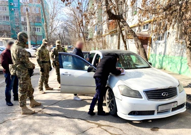 Подозреваемые в производстве и сбыте контрафактного алкоголя задержаны в Астрахани при участии бойцов СОБР Росгвардии 