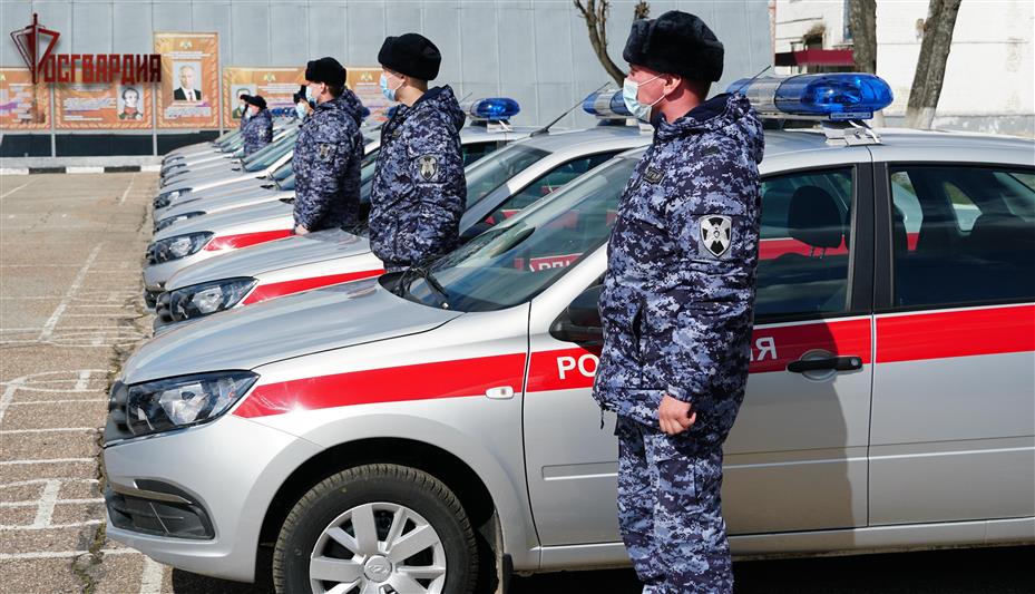 В Брянске сотрудники Росгвардии получили ключи от новых патрульных автомобилей 