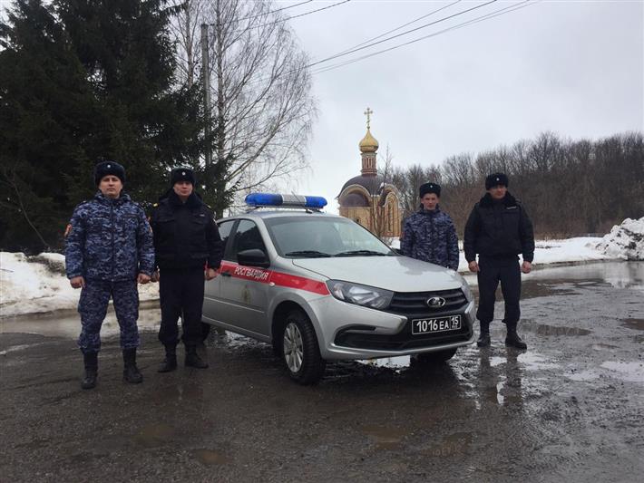 В Канаше росгвардейцы помогли эвакуироваться жителям загоревшегося дома (видео)