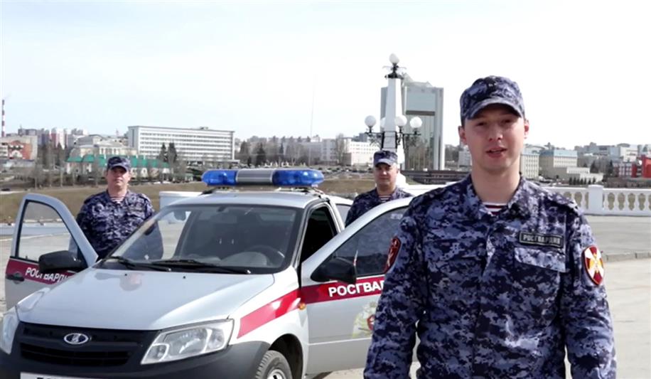 В Чувашии сотрудники Росгвардии поздравили с профессиональным праздником работников скорой помощи (видео)