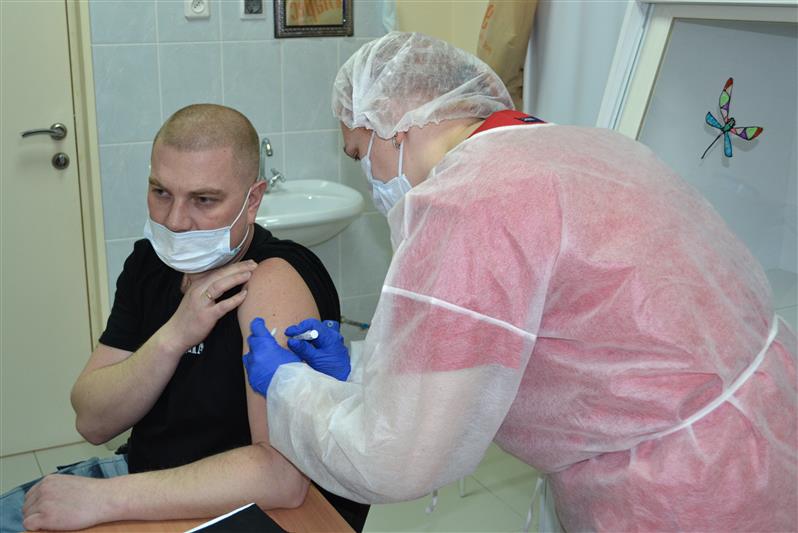 Более 3 ,5 тысяч сотрудников и военнослужащих подразделений столичного главка Росгвардии привились от коронавирусной инфекции 