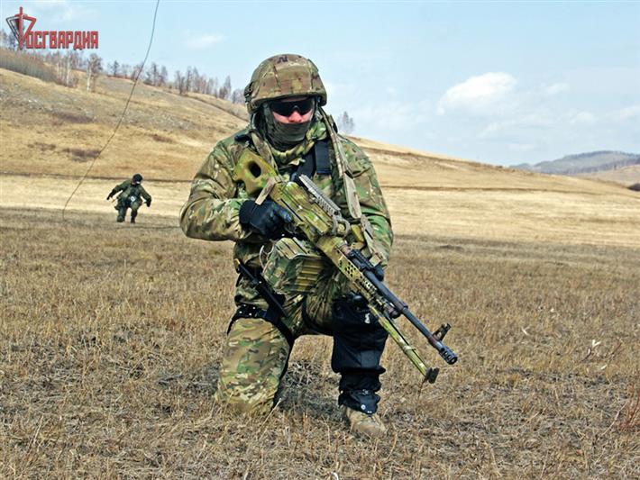 Росгвардейцы в Хакасии отработали технику беспарашютного десантирования 