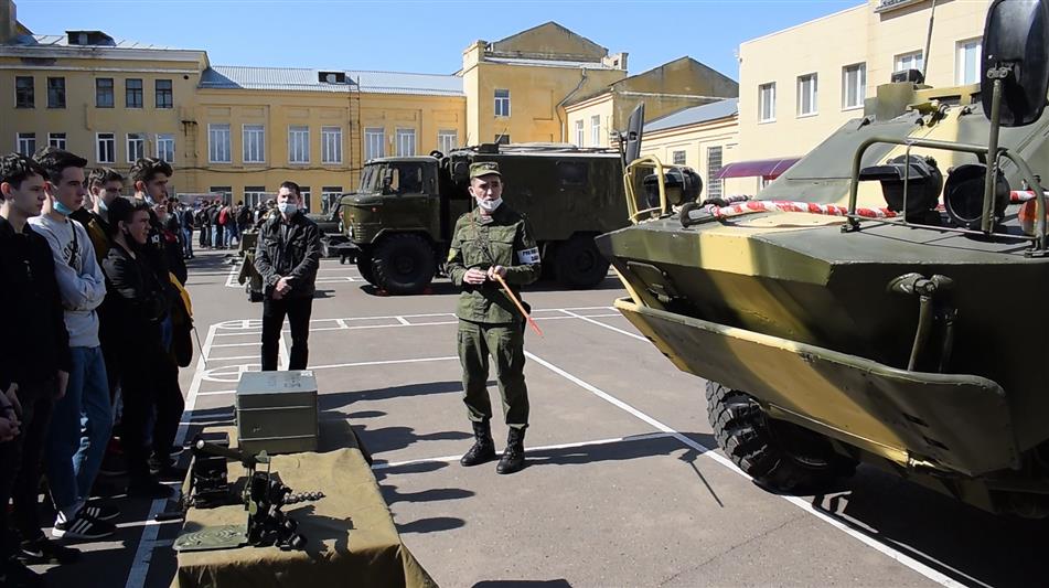 В казанском батальоне Росгвардии по охране важных государственных объектов будущим призывникам рассказали о военной службе