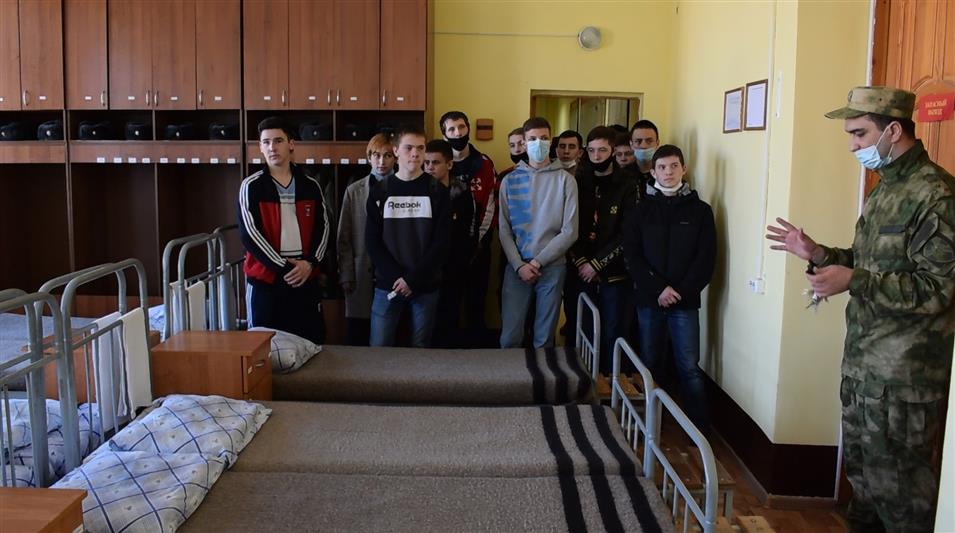 В казанском батальоне Росгвардии по охране важных государственных объектов будущим призывникам рассказали о военной службе