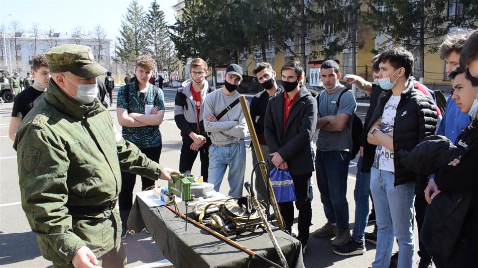 В казанском батальоне Росгвардии по охране важных государственных объектов будущим призывникам рассказали о военной службе