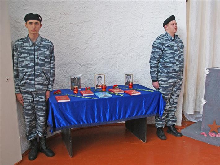 В строительном техникуме Абакана почтили память сотрудника ОМОН Руслана Куценко