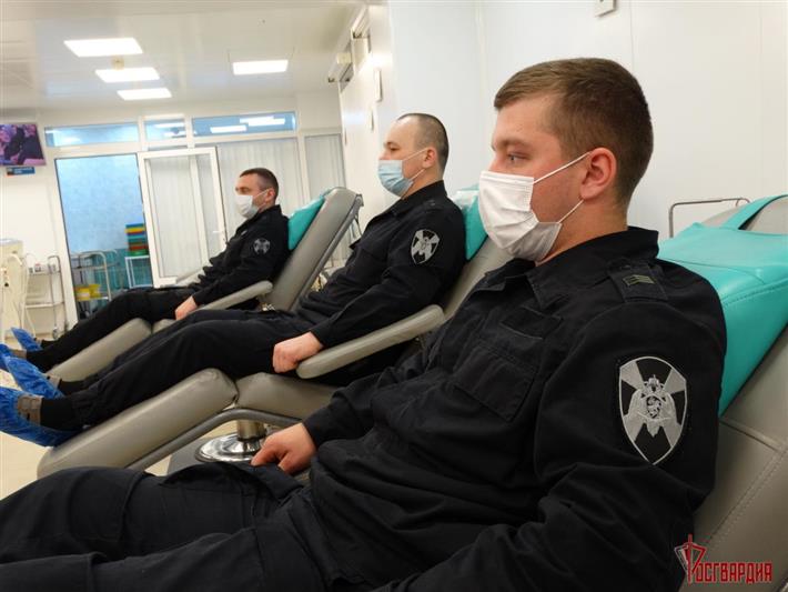 Ансамбль песни и пляски Уральского округа Росгвардии выступил для медработников станции переливания крови в Екатеринбурге