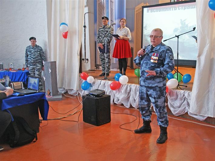 В строительном техникуме Абакана почтили память сотрудника ОМОН Руслана Куценко