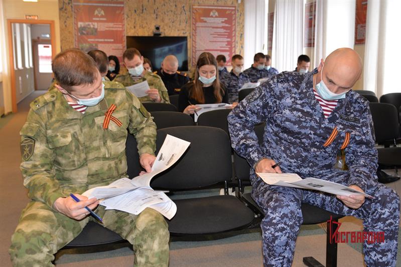 На Урале росгвардейцы написали Диктант Победы