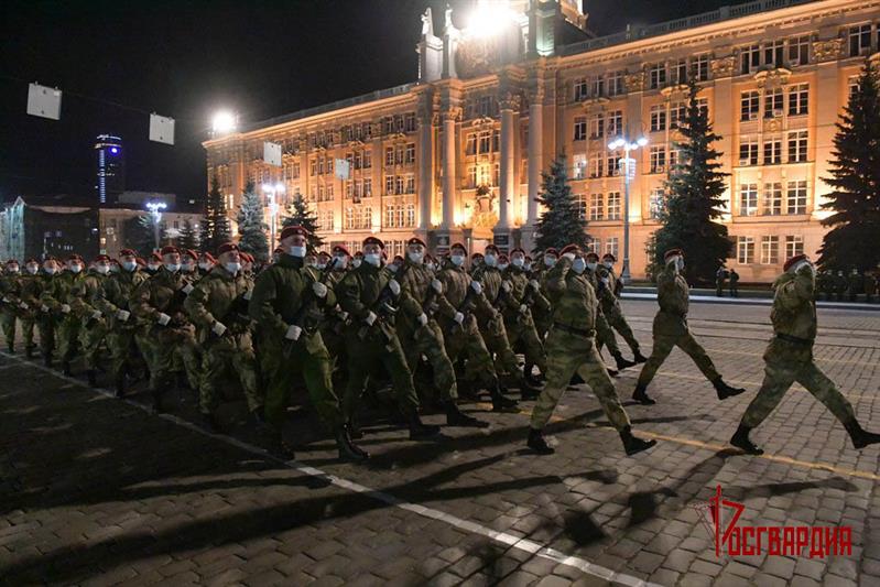 Военнослужащие Уральского округа Росгвардии приняли участие в первой репетиции парада Победы с военной техникой в Екатеринбурге