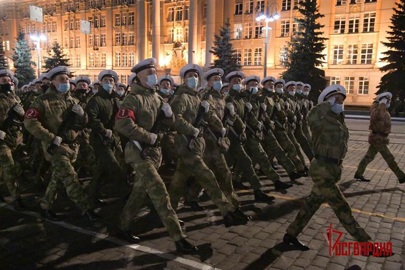 Военнослужащие Уральского округа Росгвардии приняли участие в первой репетиции парада Победы с военной техникой в Екатеринбурге