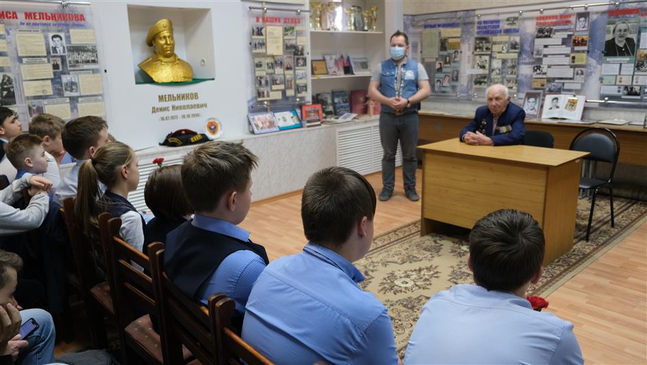 Орловские росгвардейцы организовали для школьников подшефного класса встречу с участником Великой Отечественной войны