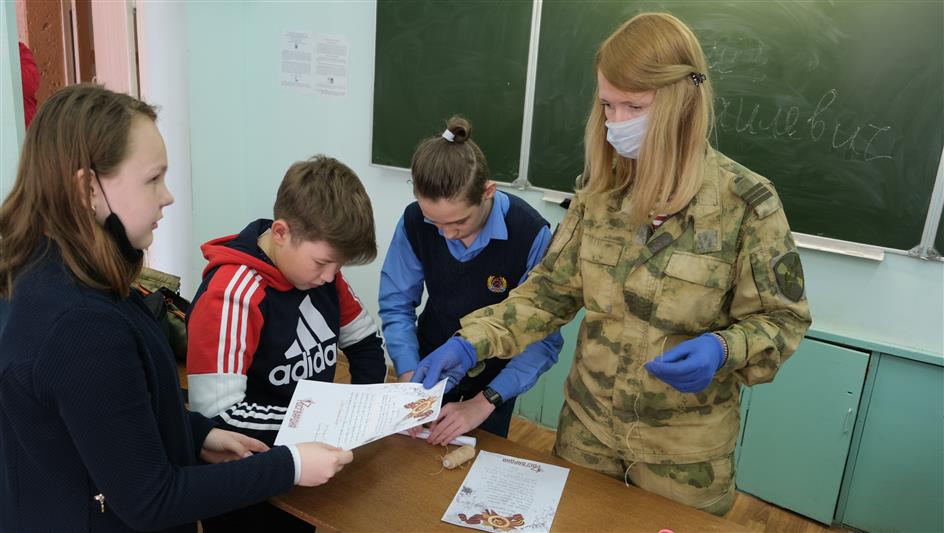 В Орле  росгвардейцы вместе со школьниками подготовили подарки для ветерана Великой Отечественной войны