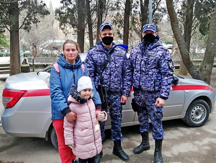     В Крыму  росгвардейцы вернули матери потерявшегося ребенка 