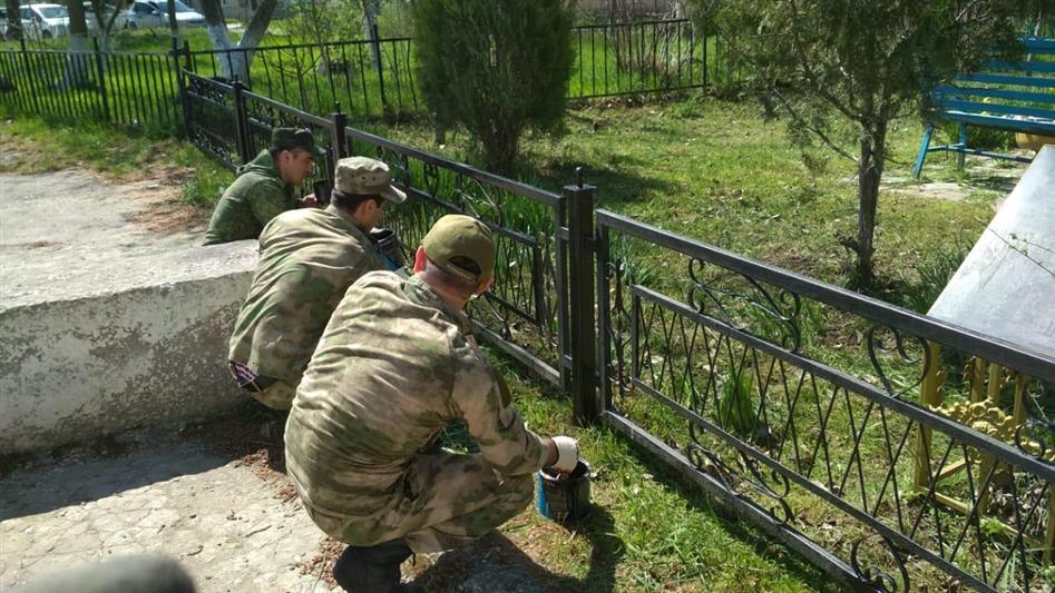 В Кизляре росгвардейцы благоустроили памятник ликвидаторам последствий катастрофы на Чернобыльской АЭС 